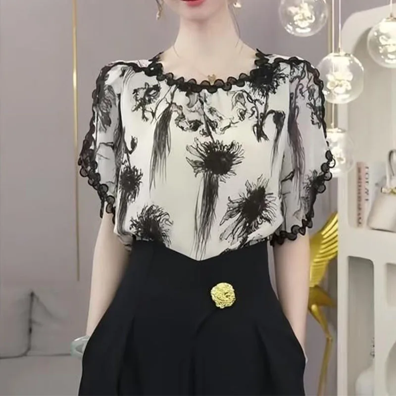 This summer's new fashionable and elegant plus-size top with a slimming belly design and short-sleeved small shirt with print