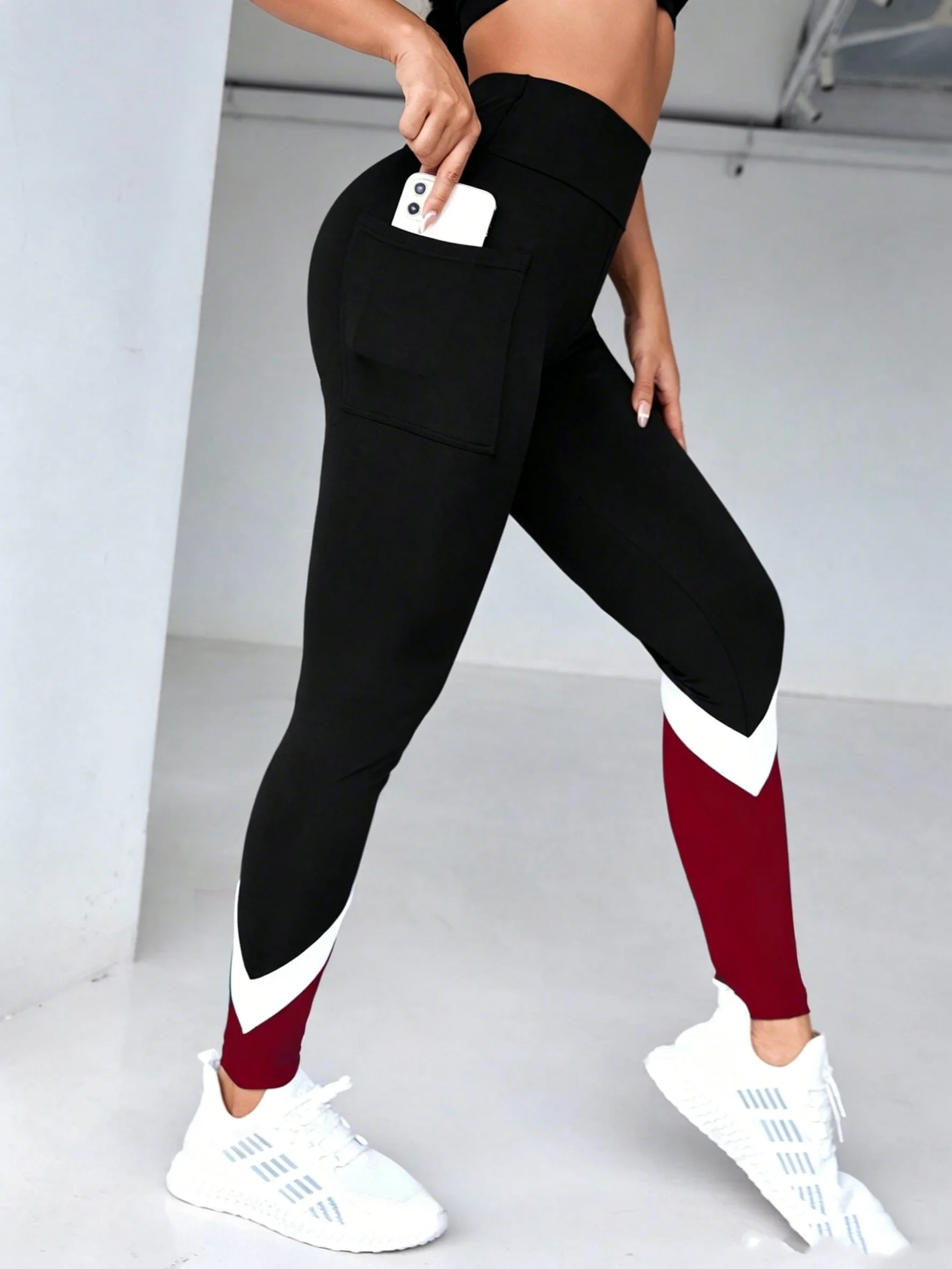Women's Trousers with Patchwork Design, Pockets, Suitable for Multiple Occasions, High-Waisted, Flattering for the Hips