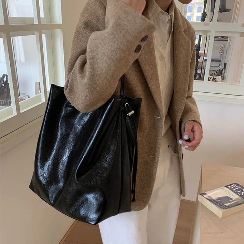 

Elegant Top Handle Tote Bag For Women In Durable Leather With Spacious Compartment For Shopping