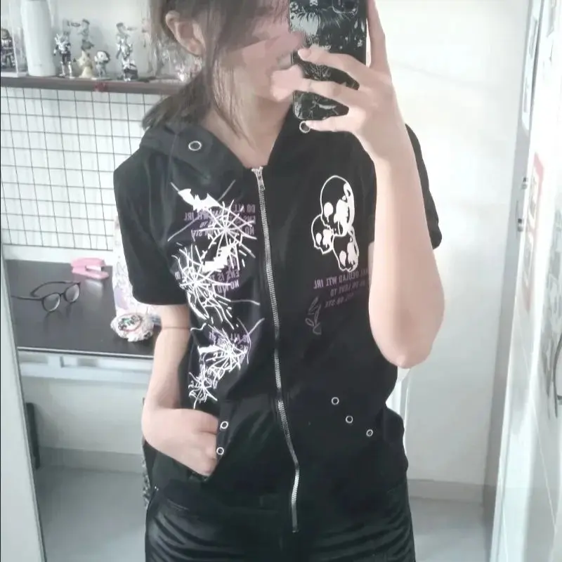 

Kimotimo Gothic Skull Printed Short Sleeve Hoodie Women 2025 Summer Y2k Grunge Slim Waist Zipper Cardigan Vintage Versatile Tops
