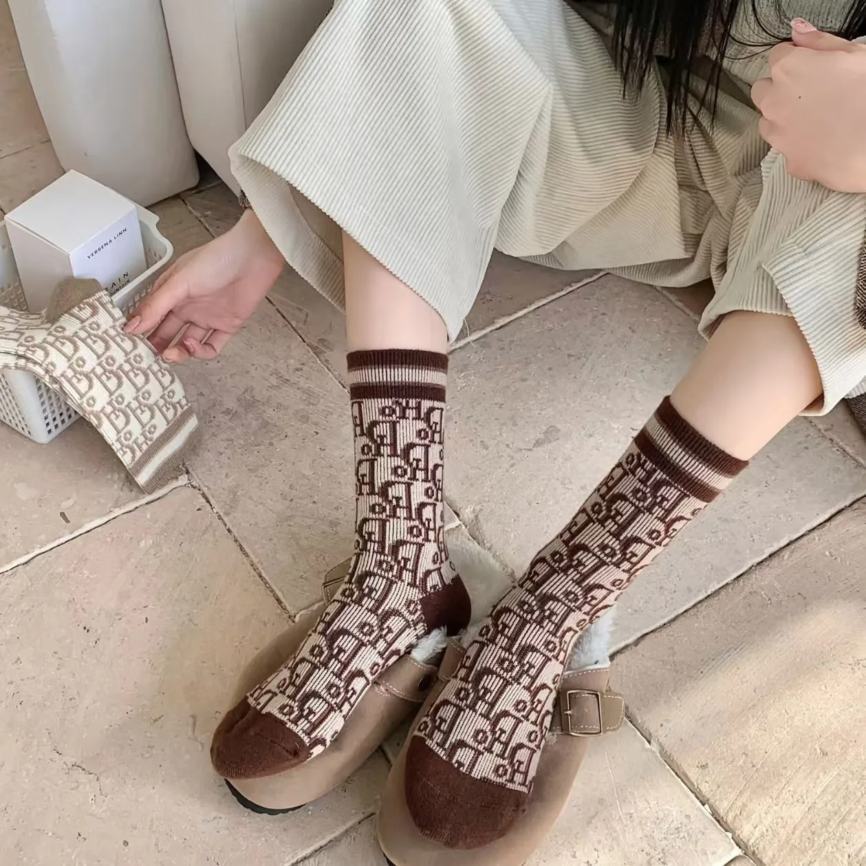 2024 Luxury Wool Women Spring Warm Socks Korean Solid Color Middle Tube Socks Breathable Casual Women's Socks Wholesale