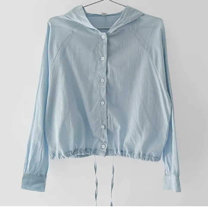 เสื้อคลุมกันแดดสไตล์เรโทรสุดชิคสำหรับฤดูใบไม้ร่วง ดีไซน์หรูหรา พร้อมฮู้ดและสายรัดเอว สำหรับสุภาพสตรี ผลิตจากโพลีเอสเตอร์...