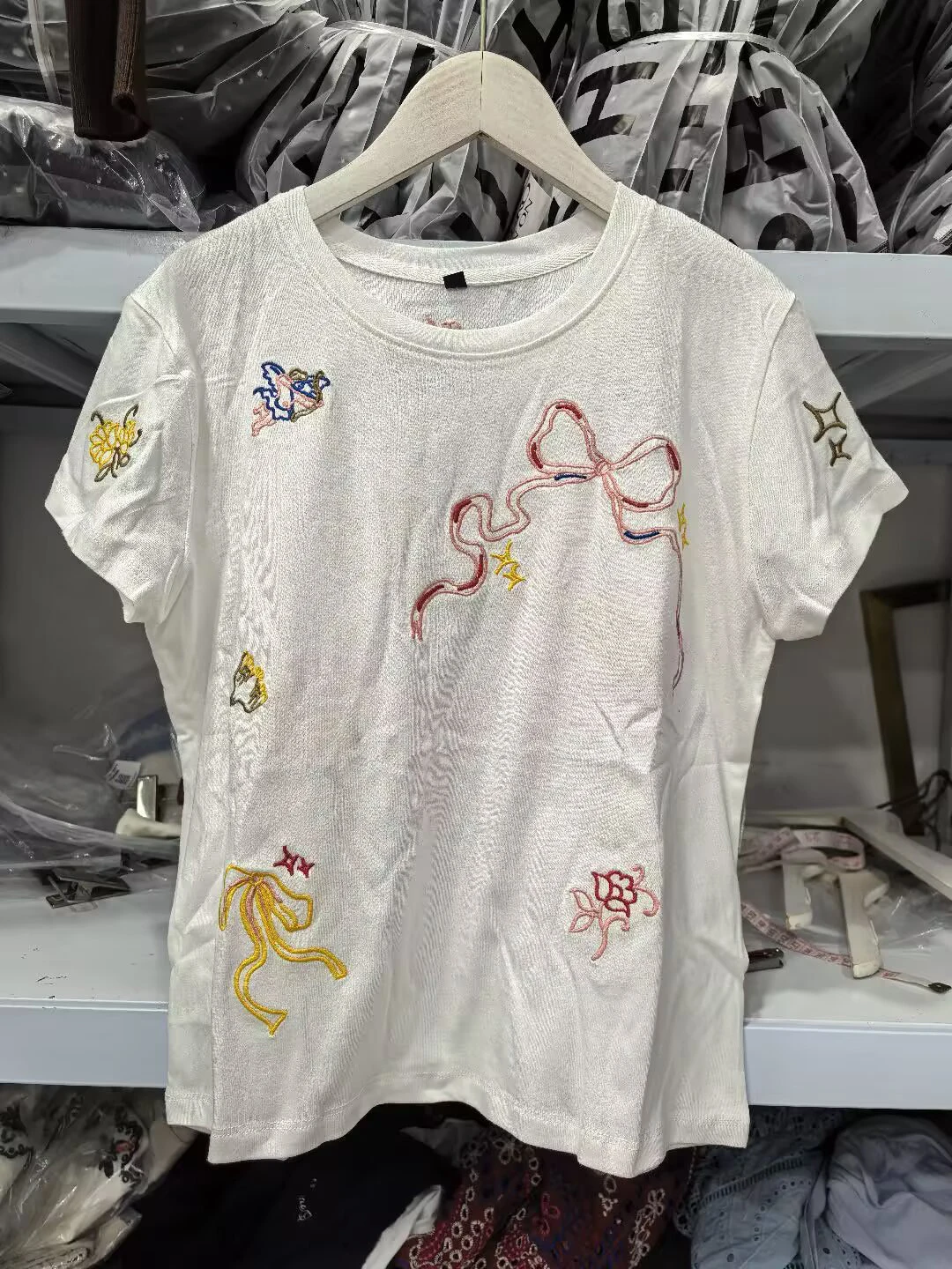 2026 Sommer Neues Damen-Freizeit-T-Shirt mit Kurzen Ärmeln, Rundhalsausschnitt, Geradem Schnitt, Kontrastierender Blumenstickerei aus Reiner Baumwolle in Weiß