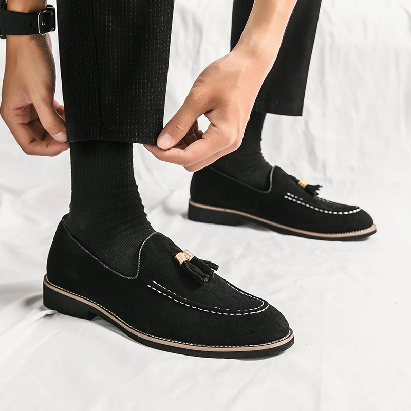 Zapatos de cuero sin cordones con borlas para hombre, mocasines de diseñador, calzado de ante, estilo Retro, ideal para banquete y actos sociales,