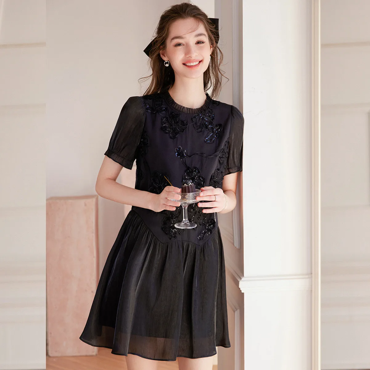 LOUIS YAO 2025 ฤดูร้อนแฟชั่นหัตถกรรมผ้ากระโปรงผู้หญิงสีดําขอบหูรอบคอ Splicing กระโปรงแขนสั้นชุด