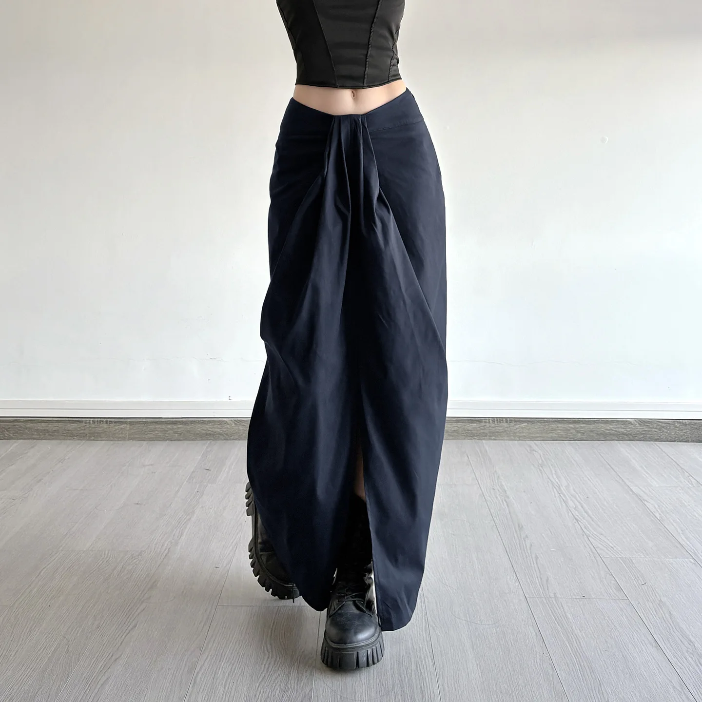 디자인 감각이 돋보이는 허리 주름 디자인의 단색 스커트, 여성 니치 스트릿 유럽 및 미국 스파이스 걸 스타일의 힙 스플릿 롱 스커트.