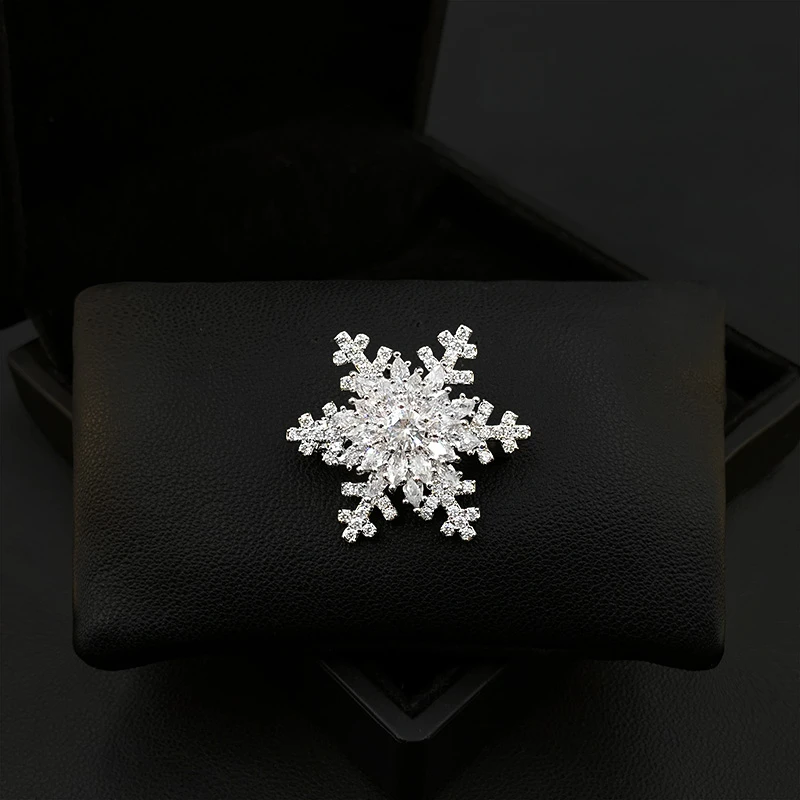 

Luxury Spinning Snowflake Brooch Women's Suit Flower Pins Coat Corsage Clothing Accessories Jewelry Christmas Gifts 5379