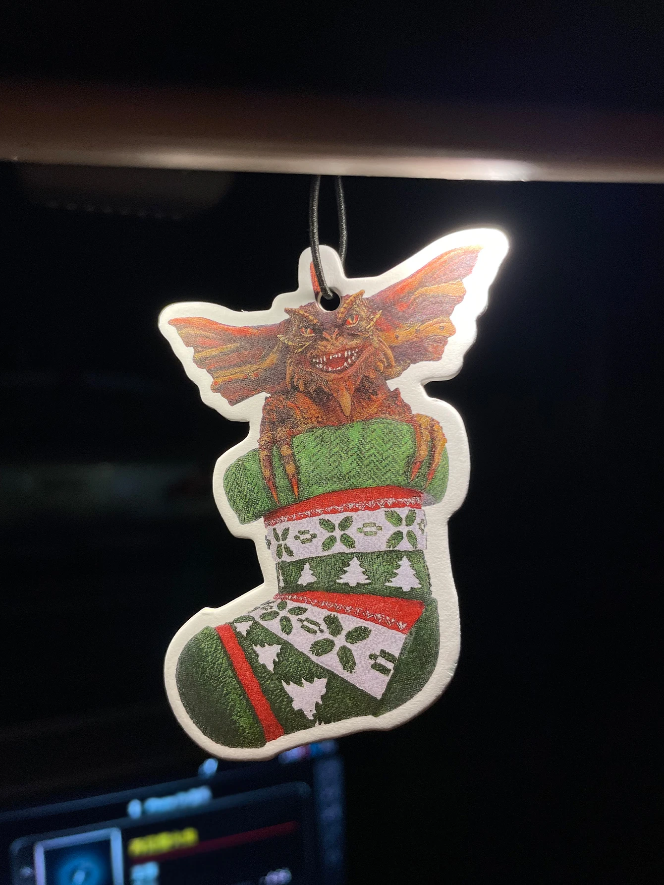 Ambientador para Coche con Diseño de Monstruo Gremlins Navideño en Medias de Navidad, Tarjeta Aromática con Extracto de Plantas Naturales, Sin Alcohol, 60-90 Días