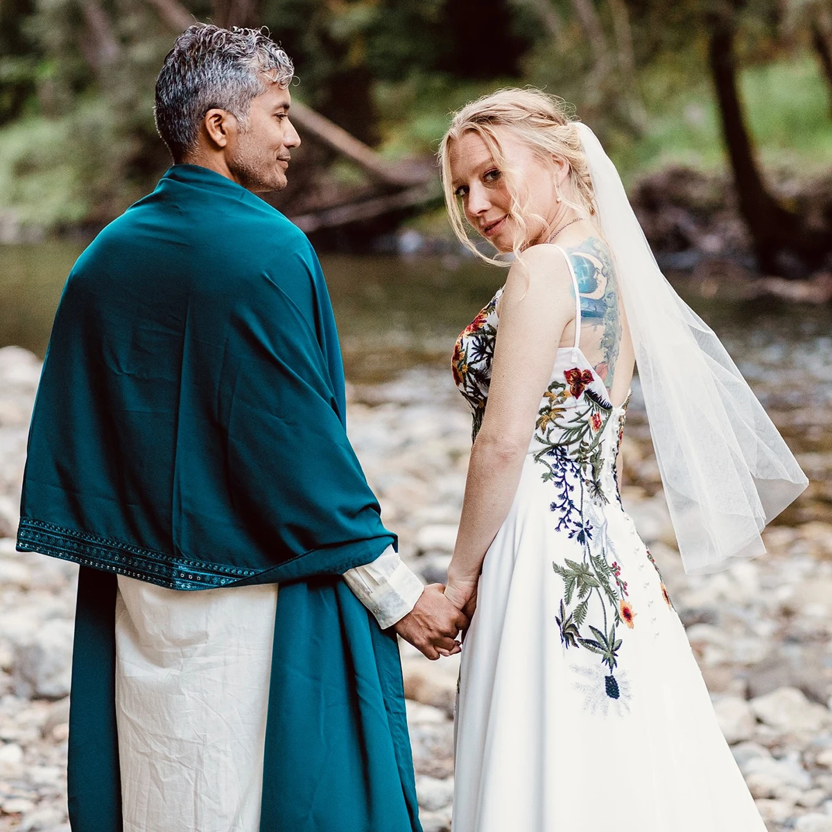 取り外し可能なドロップスリーブ、マルチカラーのブライダルドレス、スパゲッティストラップ、カスタム刺繍レースシフォン、バックレスのウェディングドレス