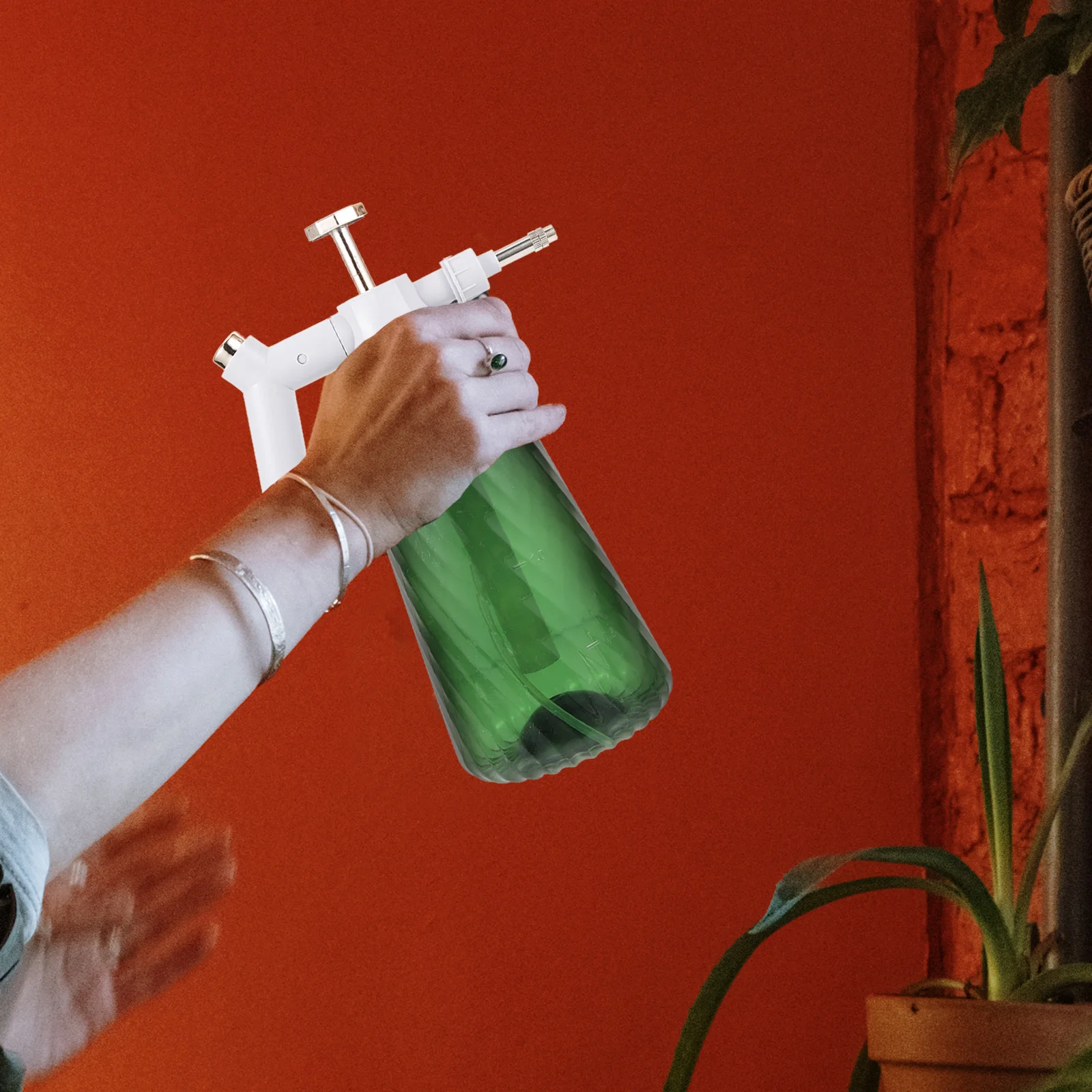 

Plastic Spray Bottle Durable Press-Type Sprayer for Indoor Outdoor Gardening Plant Watering Garden Sprayer Misting Pump Bottle