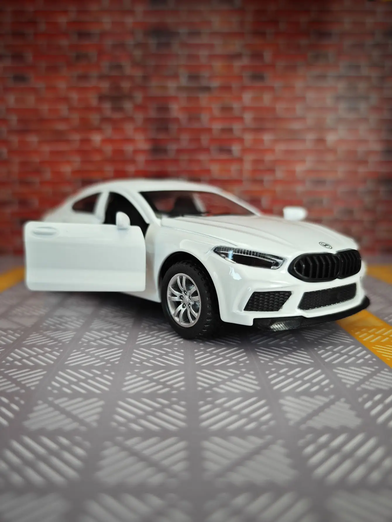 

1:32 M8 alloy car model ornaments collection Super Run acousto-optic pull back toy car the doors on both sides can be opened