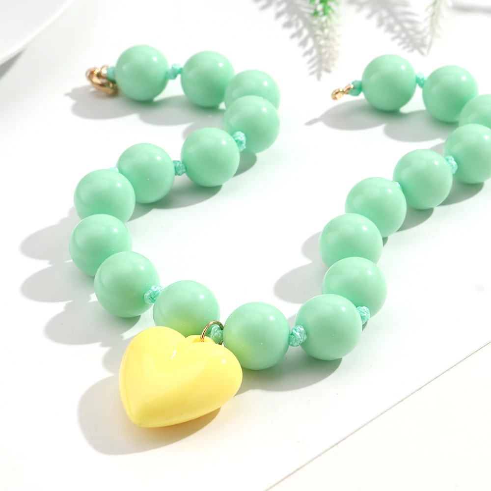 Neue bunte Acryl-Herz-Anhänger-Halskette für Frauen, Sommer, trendige handgefertigte runde Perlen, Y2K-Choker, Statement-Schmuck, Geschenk – Detail 3