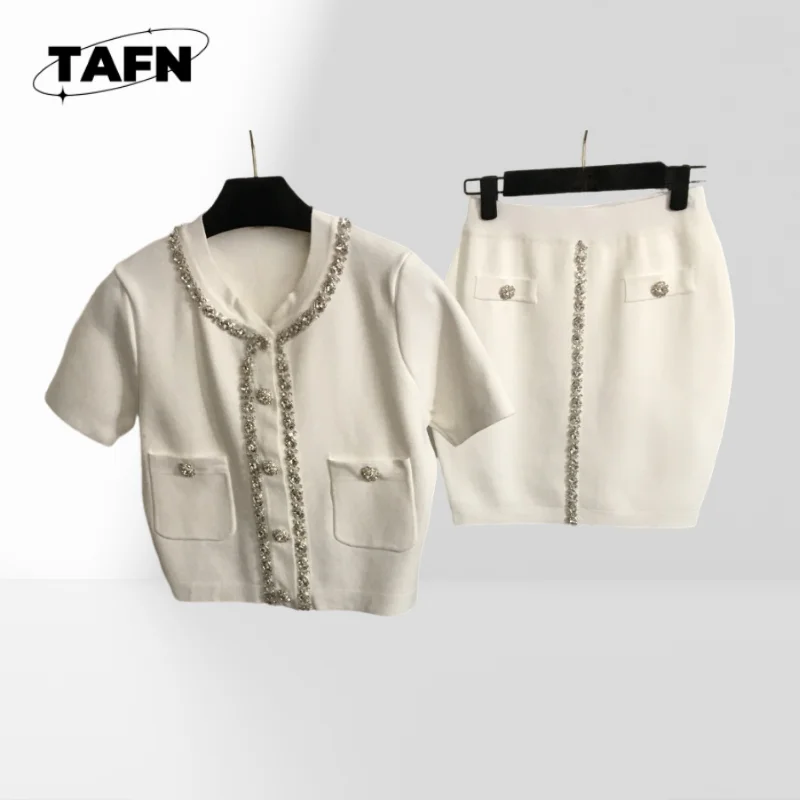 

Вязаный кардиган с круглым вырезом и короткими рукавами. Трикотажная короткая юбка с приталенной талией. Комплект с юбкой в тон, ComfortableAG2826