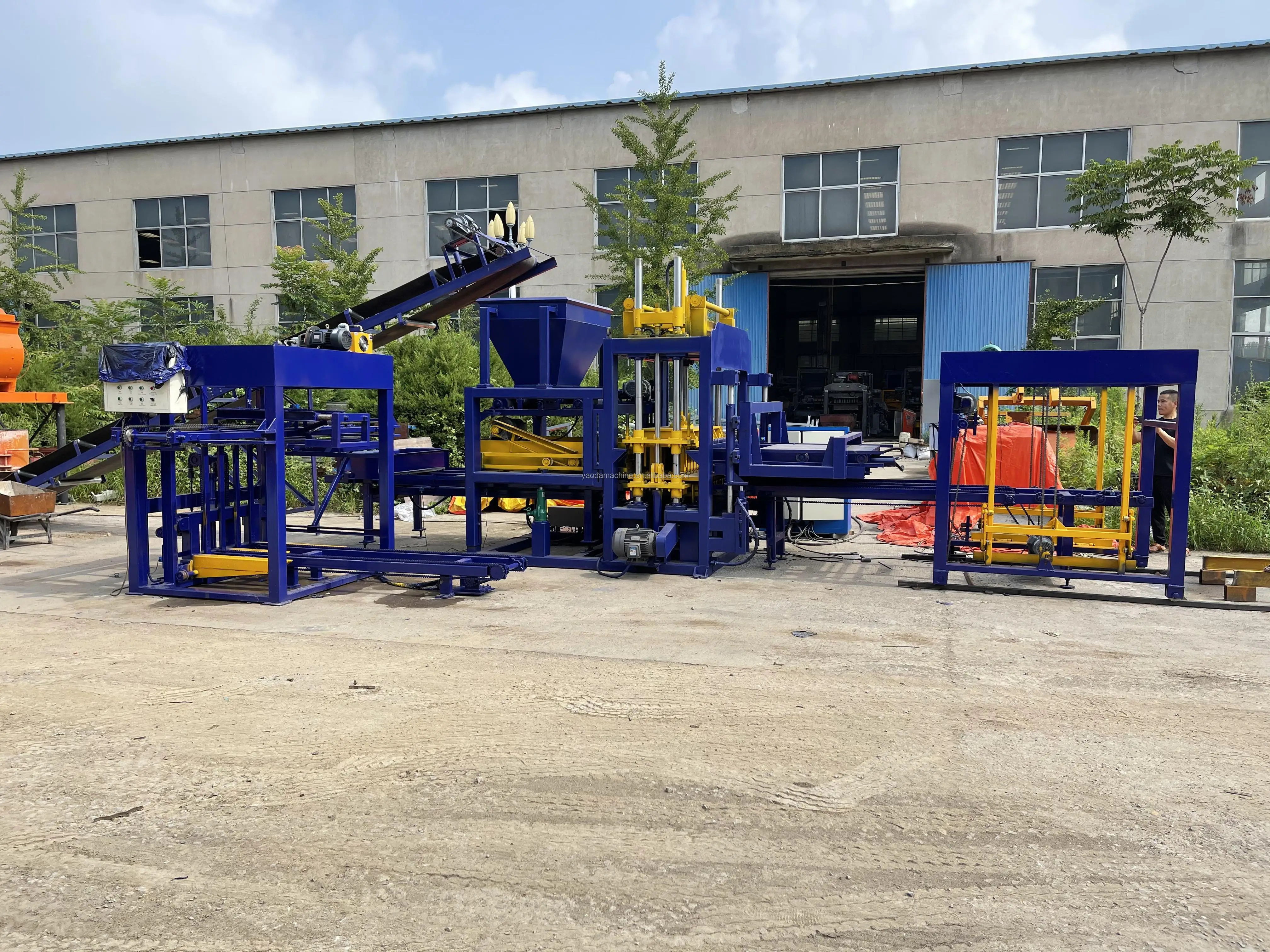 QT5-15 آلة وضع كتلة الطوب والرماد المتطاير الأوتوماتيكية بالكامل آلة تصنيع الطوب والكتلة الخرسانية الأوتوماتيكية