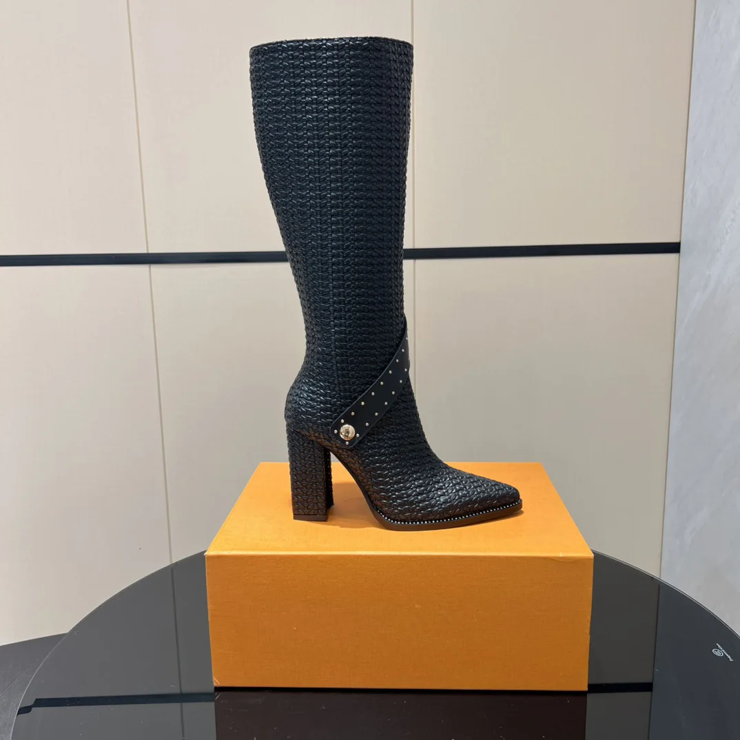 رائجة البيع الأحذية النسائية منتصف العجل الأحذية حذاء من الجلد العجل الأحذية لوكس تصميم مخصص قماش الجاكار أشار تو كعب مربع 9.5 سنتيمتر