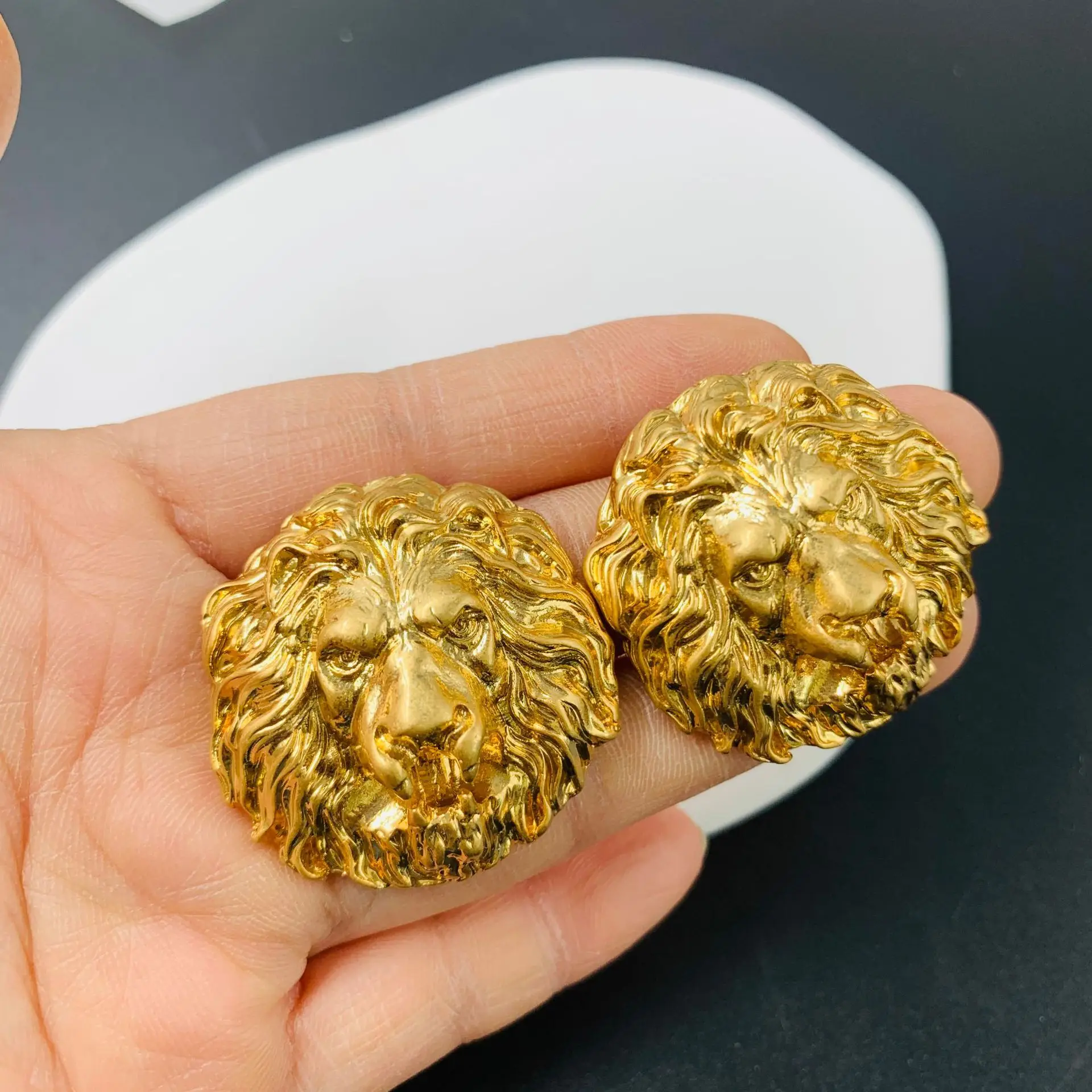 

European and American retro relief lion head three-dimensional heavy industry earrings