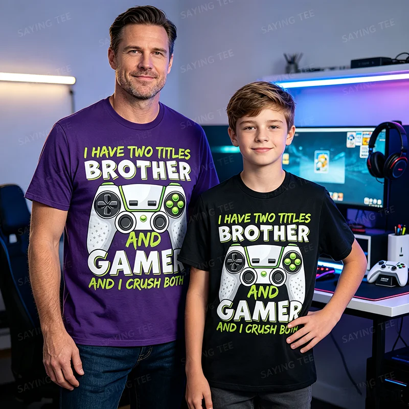Ich habe zwei Titel: Bruder und Gamer, und ich bin in beiden hervorragend – T-Shirt mit Humor, lustige T-Shirts für Männer und Jungen, Gamer-T-Shirts mit Videospiel-Motiven. – Detail 3