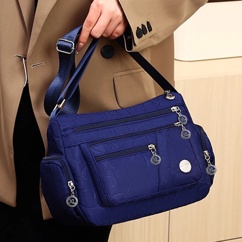 

Neutral style shoulder bag for men and women, with a single strap and a heart-shaped design, suitable for business trips.