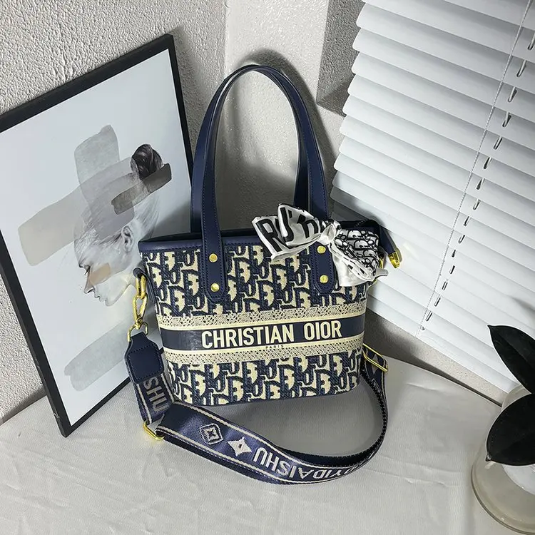 

Structured Women's Purse, 2026 New Model, Embroidered Detailing, Spacious Interior, Handle and Shoulder Strap