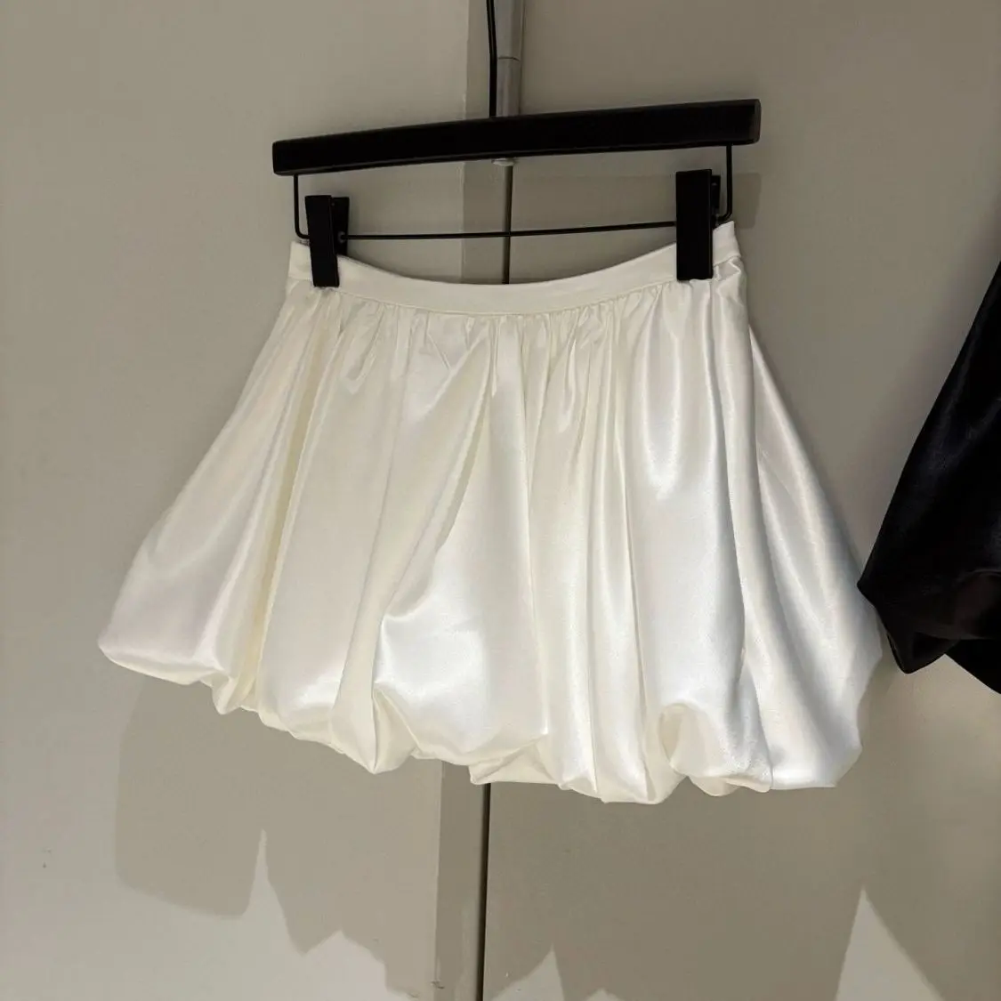 White French Hepburn Cloud Satin Fluffy Skirt High Waist Summer Fluffy Skirt 2026 New Short Skirt Bud
