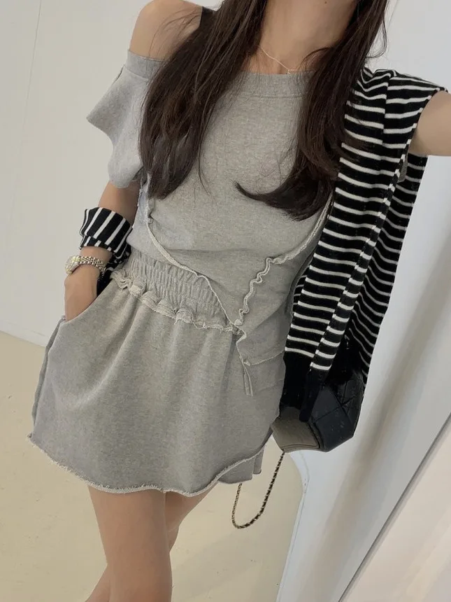 ชุดเซ็ตเสื้อครอปสีพื้นแบบไม่สมมาตร พร้อมกระโปรงขายาว  แฟชั่นฤดูร้อนสำหรับผู้หญิง ไม่มีแบรนด์...