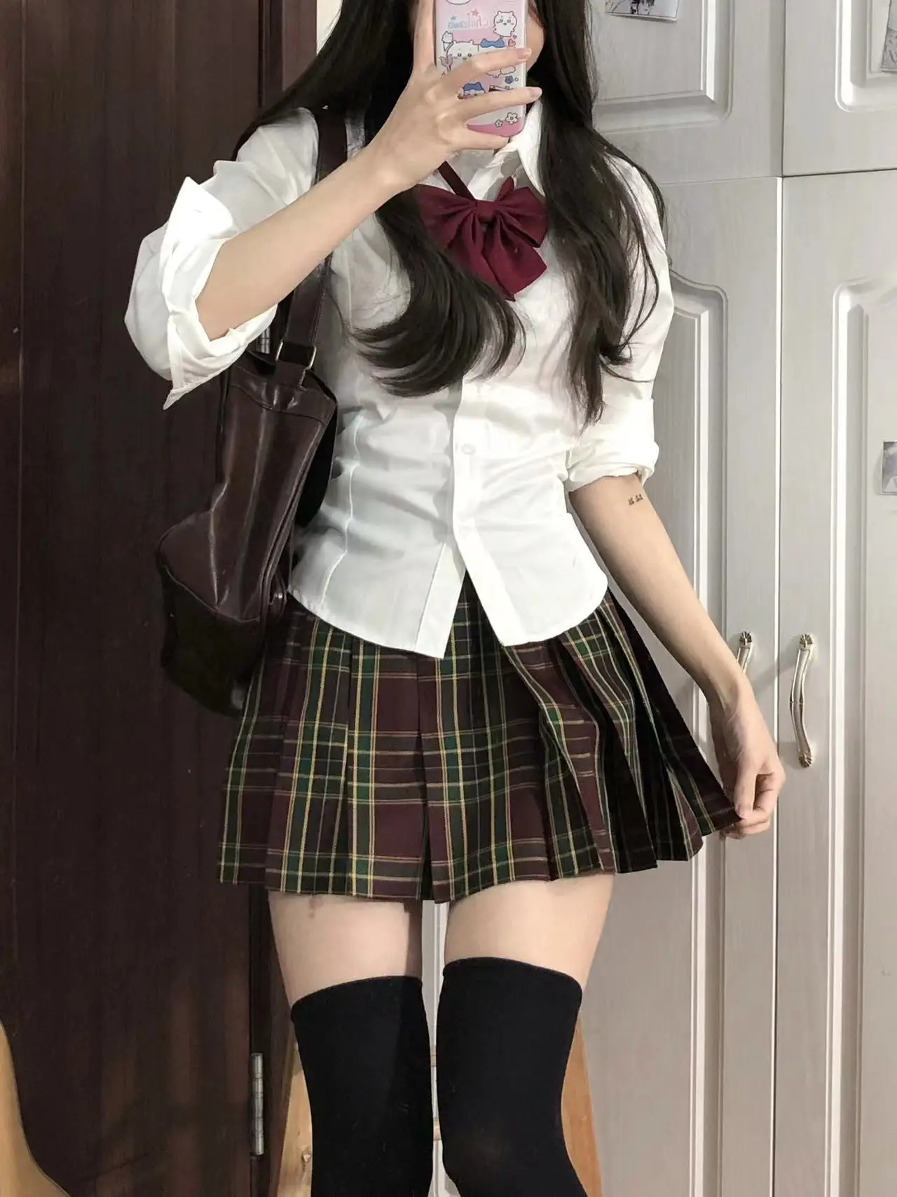 White long sleeves + red bow