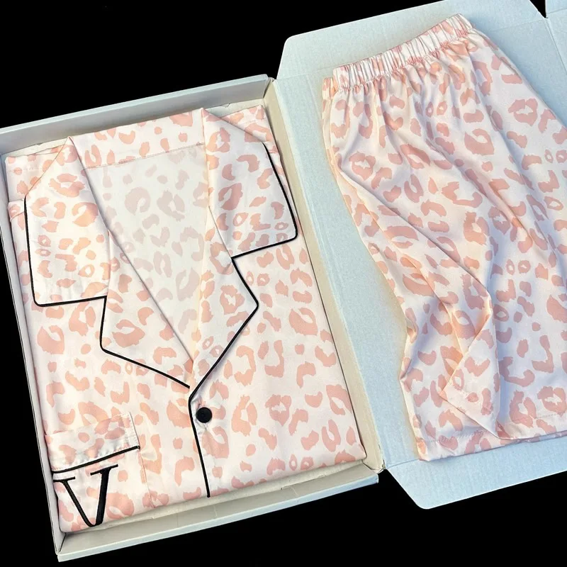 

Летняя новинка: Женская пижама из ледяного шелка с леопардовым принтом по всей поверхности, модный комплект для дома свободного кроя с коротким рукавом