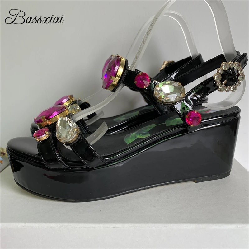 

Luxury Big Rhinestone Ankle Strap Sandals Women Print Flower High Platform Wesges Diamond Decor Party Shoes Summer