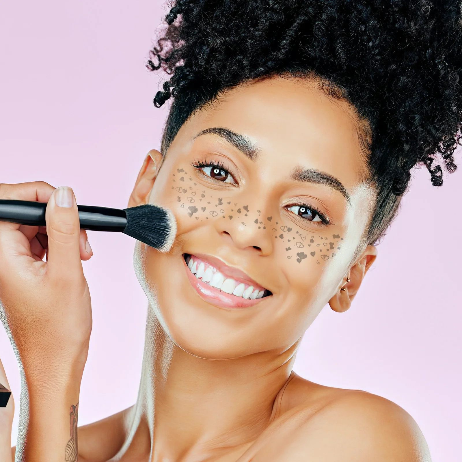 6 أوراق مقاوم للماء ملصقات النمش الوجه المؤقتة البريق النمش بقع الجلد ودية ماكياج الحفلات تأثير طبيعي