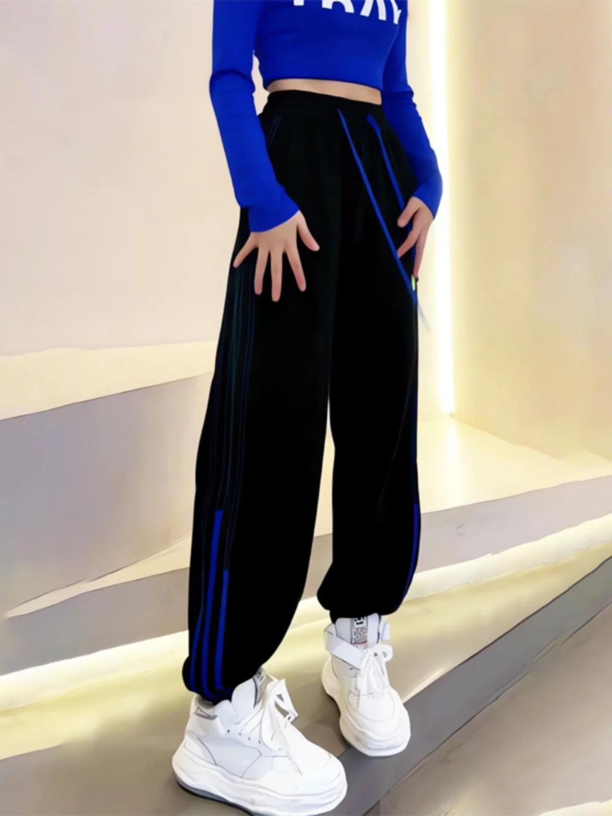 กางเกงวอร์มลายทางสีใหม่สำหรับฤดูใบไม้ผลิและฤดูร้อน ทรงหลวม สไตล์ลำลอง เอวสูง ผลิตจากเส้นใยโพลีเอสเตอร์ 100% สำหรับผู้หญิง