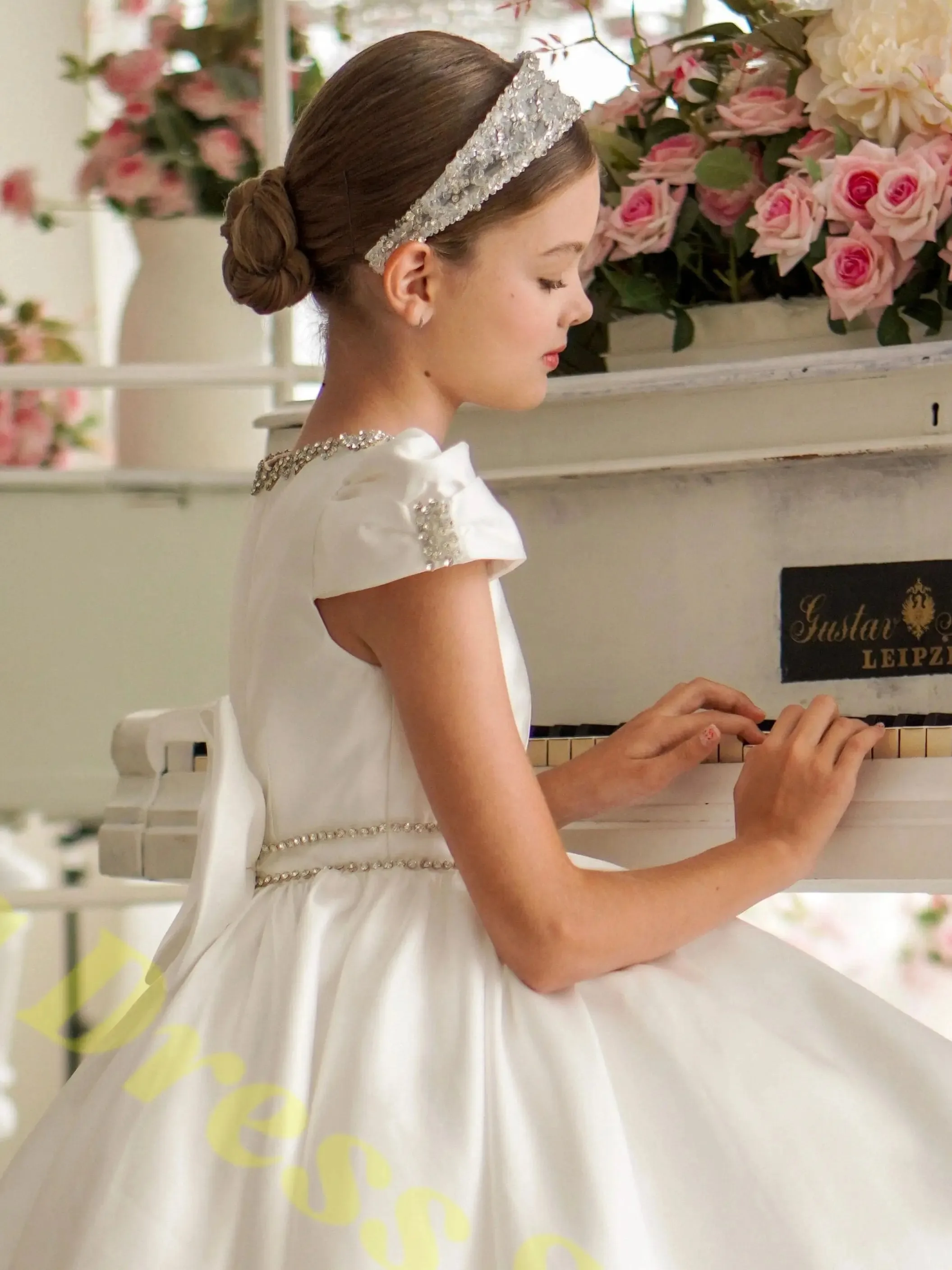 Großhandel Blumenmädchenkleid für Hochzeit, Satin, Perlenbesetzt, Kurze Ärmel mit Schleife, Prinzessinnenkleid für Geburtstagsfeier, Erstkommunion, Maßanfertigung – Detail 3