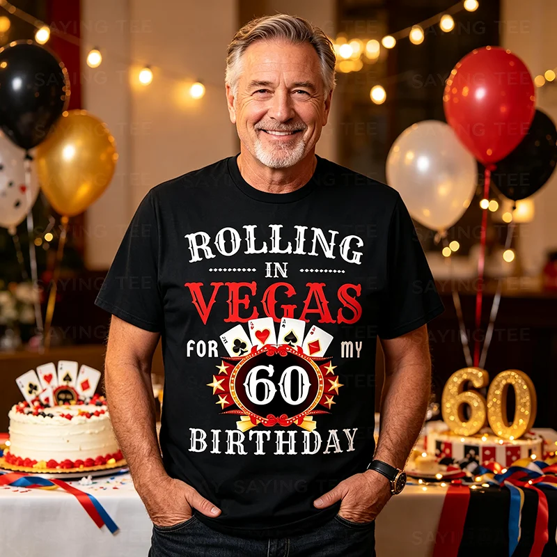 Rolling in Vegas für meine 60. Geburtstagsfeier in Las Vegas T-Shirt Y2k Lustiges Geburtstagsparty-Casino in Las Vegas für Männer Spruch-T-Shirt – Detail 3