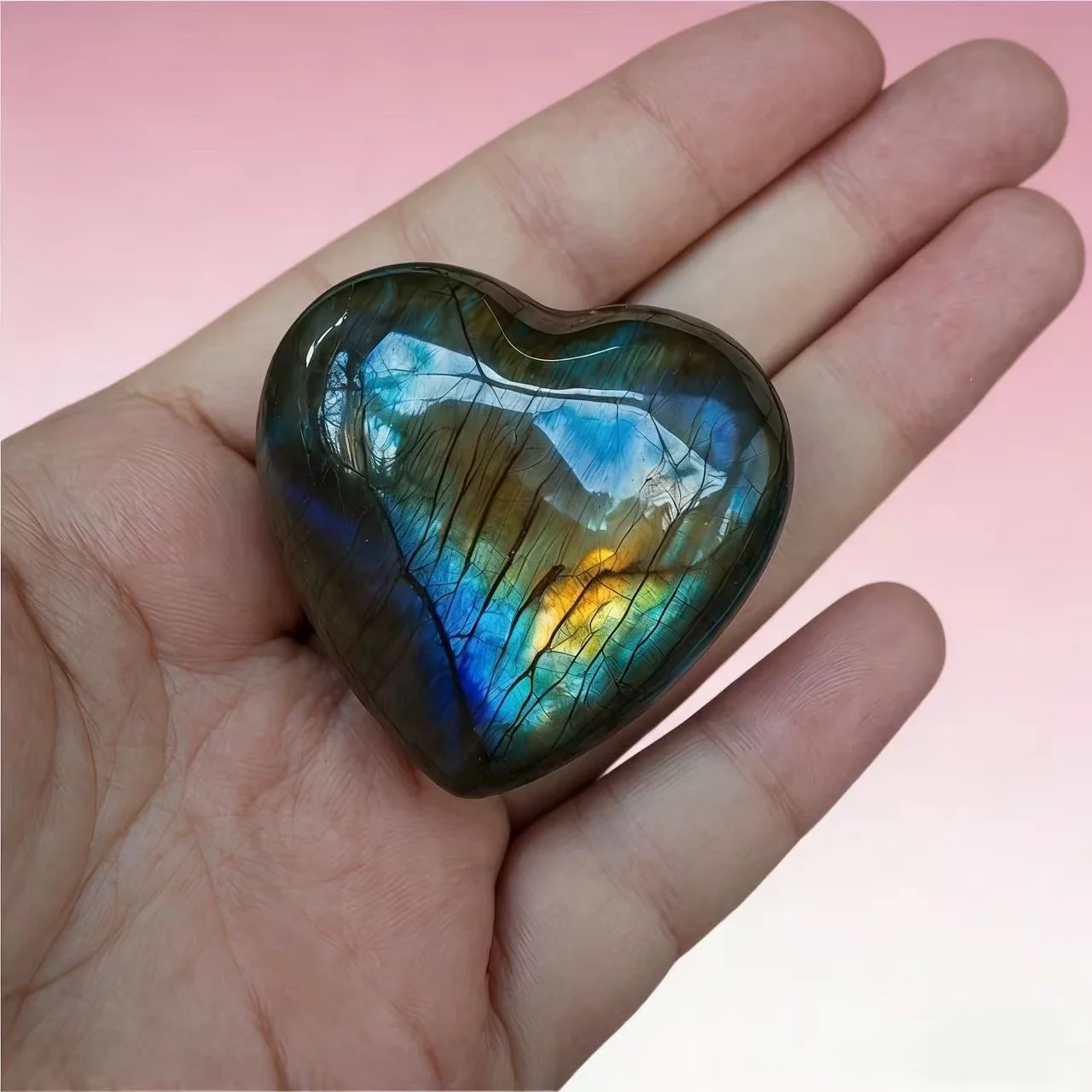 A Shiny Labradorite Heart-Shaped Pendant Crystal Jewelry Piece, Without Chain — Featuring Polished Crystals in a Bohemian Style, Suitable for Home Decoration, Massage, and Occasions Such as Christmas, Valentine's Day, Mother's Day, Father's Day, or Graduation Ceremonies.