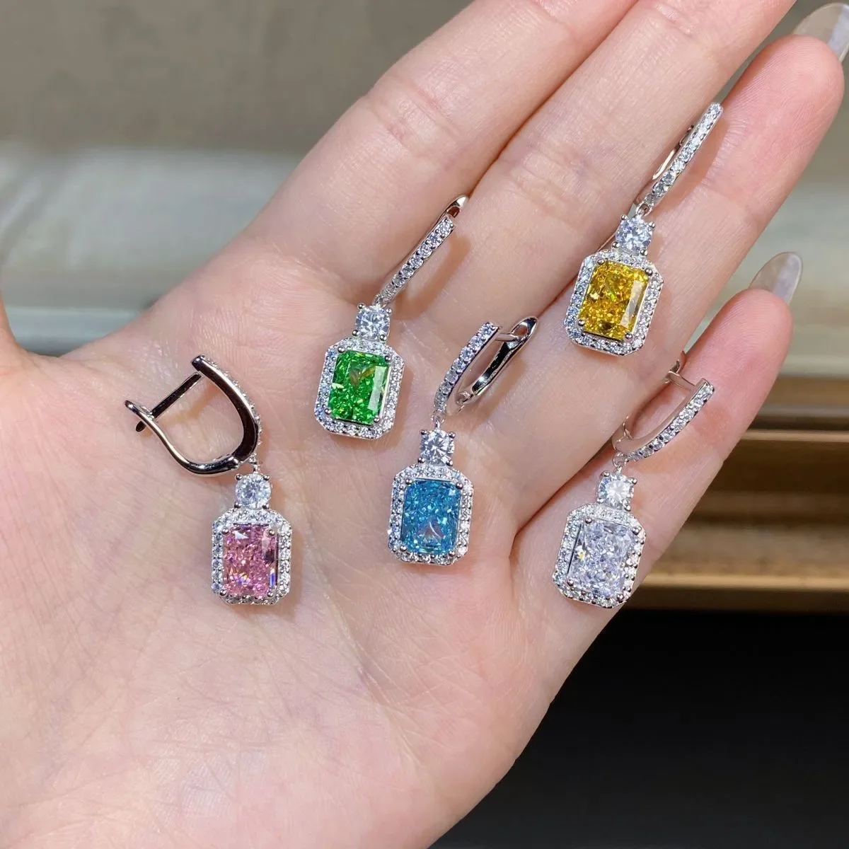 PT950 platinum earrings - female ice flower cut Radiant Cut jewelry, square-shaped package, four-pronged simple ear stud