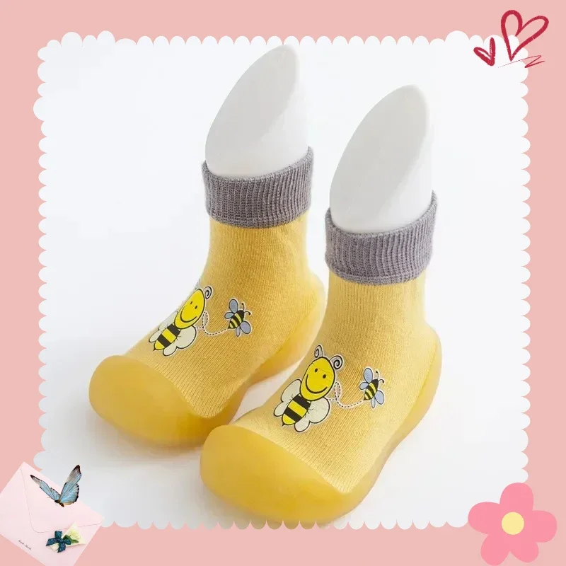 

Милая детская прогулочная обувь, вязаные хлопковые носки на мягкой подошве, детские носки, обувь с горячим тиснением, кепки с защитой от ударов с героями мультфильмов