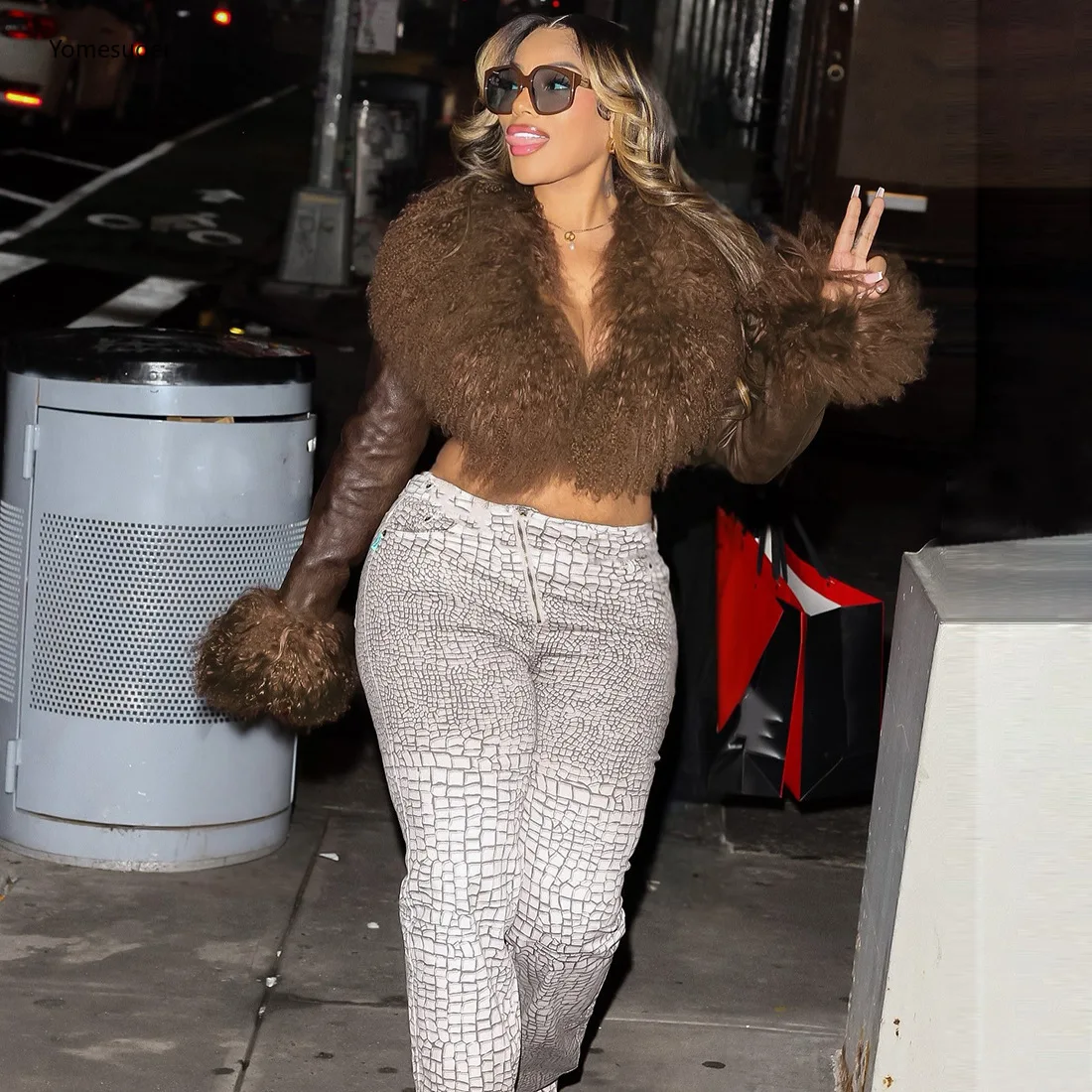 

Yomesugar Ins Fashion Women's Leather Jacket with Fur Collar and Fringe Trim Cropped V-Neck Full Sleeve Slim Fit Coat Streetwear