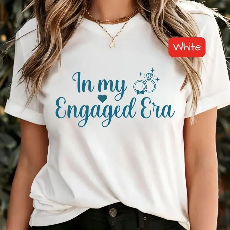 Camiseta In My Engaged Era para novia, colores cómodos y modernos, compromiso, futura señora novia, despedida de soltera