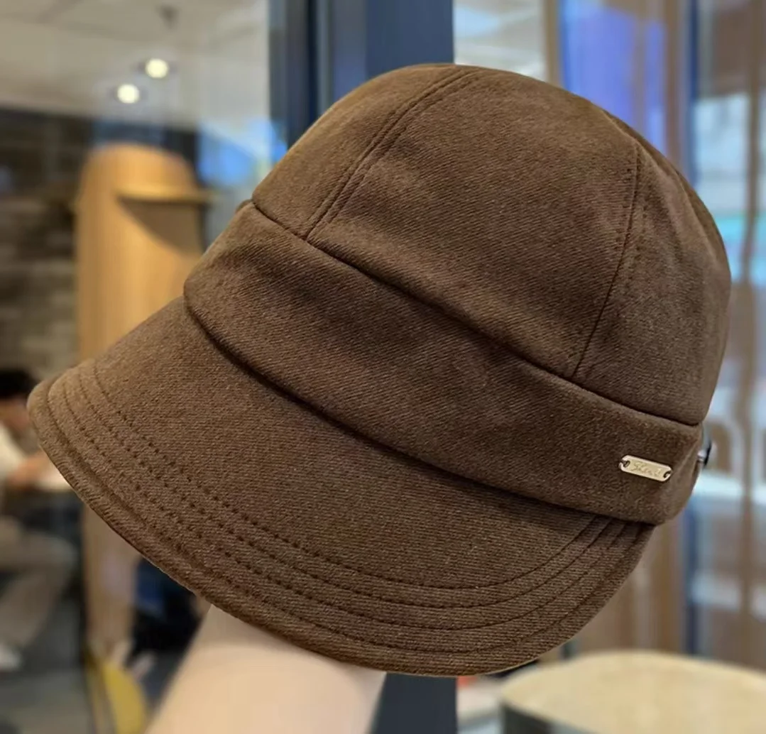 

Breathable Solid Color Baseball Cap with Metal Label Wide Brim Adjustable Unisex Hat for Cycling Travel Outdoor