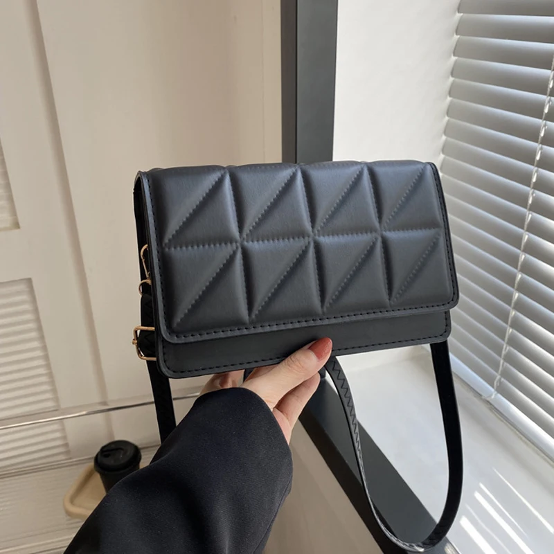 

Классическая однотонная маленькая квадратная сумка, новая модная женская сумка на плечо, повседневная диагональная сумка Joker большой вместимости, пригородная сумка