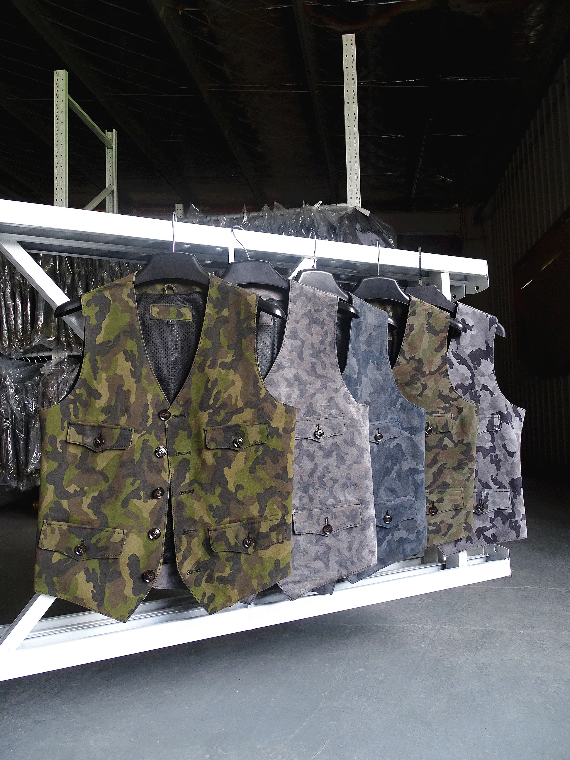 

Новое поступление, камуфляжный кожаный жилет ex Faion Urban Sle ort, длина, застежка на одной пуговице, V-Ne, тепло на осень