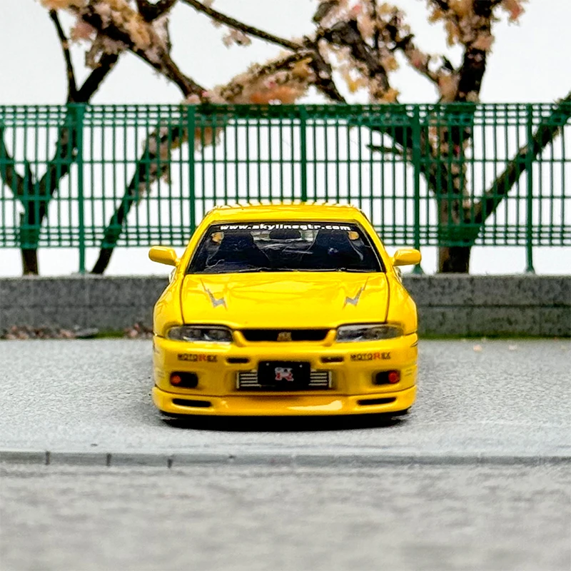 Diecast 1:64 Scale Alloy Nismo GTR R33 Nissan Skyline Yellow Sedan Racing Toy Car Model Collection Gifts Toys Scene Furnishings