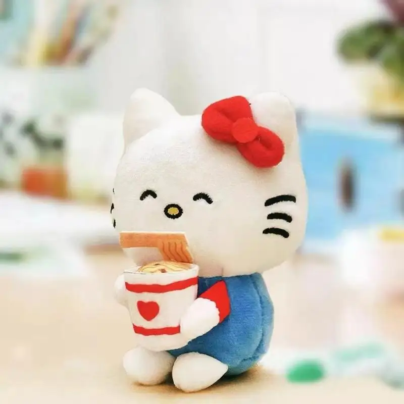 Hello Kitty Sanrio จี้ตุ๊กตาการ์ตูนอะนิเมะน่าเกลียดน่ารักกินก๋วยเตี๋ยว KT พวงกุญแจยัดไส้ของเล่นกระเป๋าเป้สะพายหลังของขวัญตกแต่ง