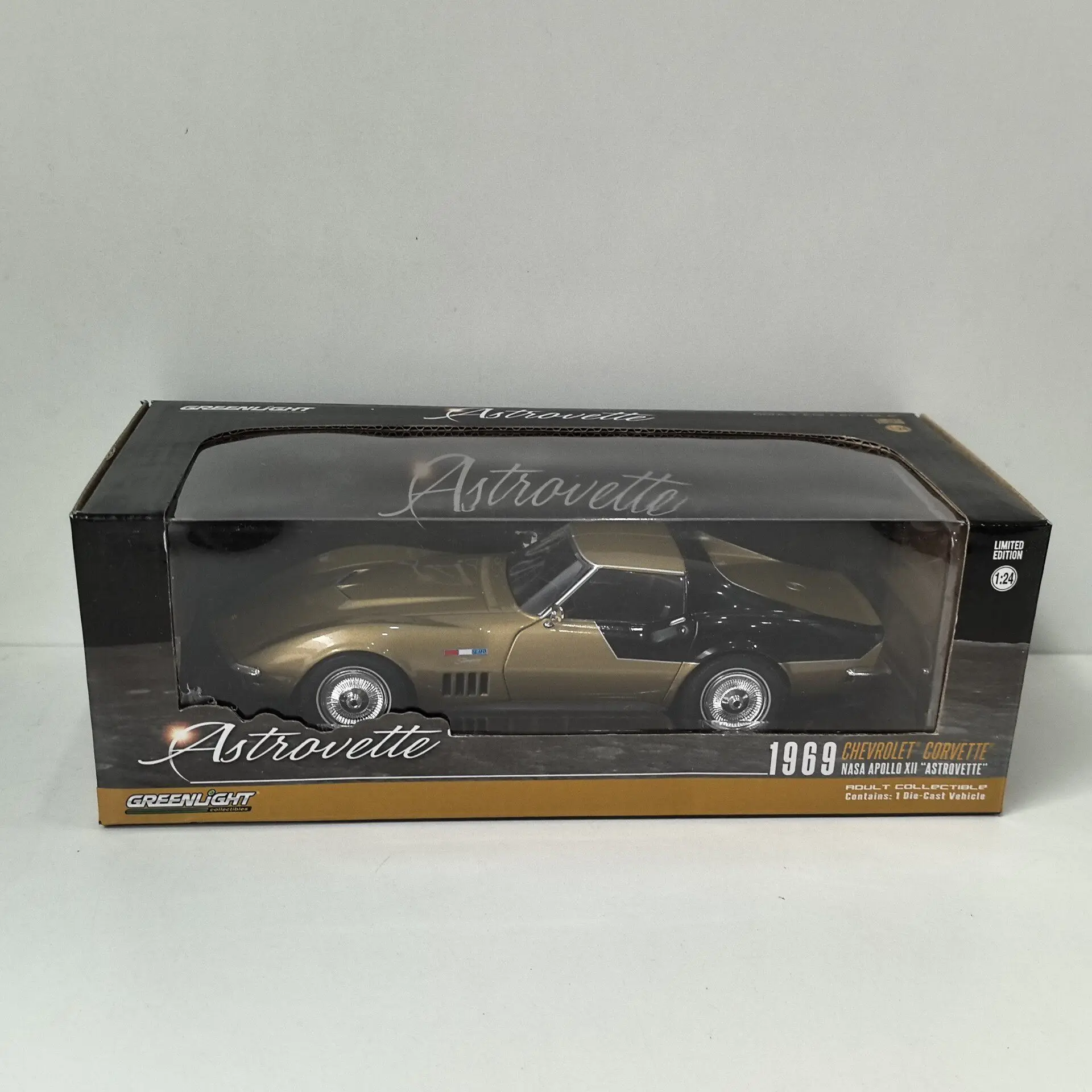 

The Right Front Wheel Is Broken Diecast Green Light 1/24 Scale CHEVROLET CORVETTE NASA W7 Alloy Car Model