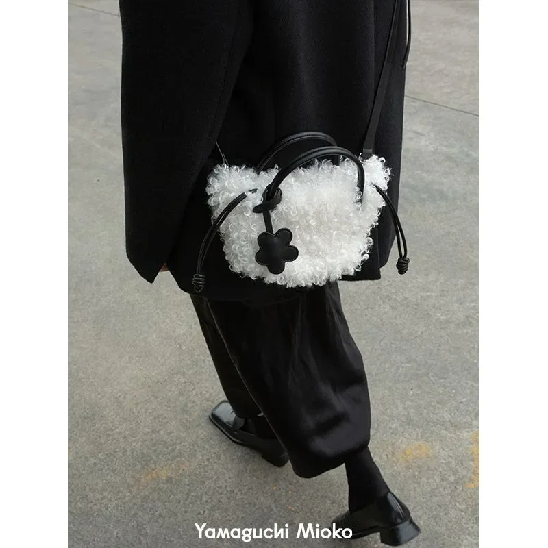 Lamb Wool Carry-on Plush Bag Niche Design Sense Crossbody Bag Winter Fur Bag 2023 New Fashionable Sweet Girls Handbags