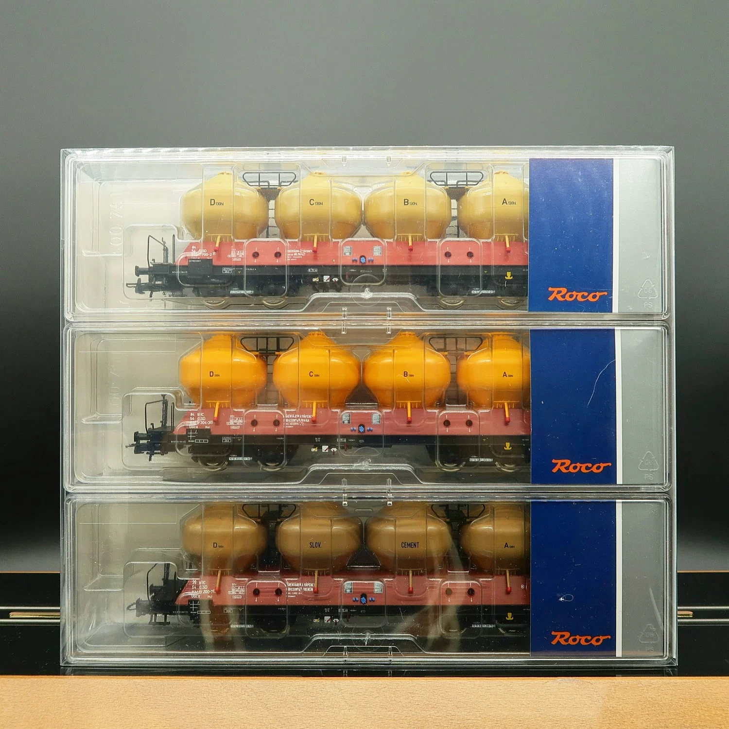 HO 1/87 Train Model ROCO 77004 Silo Car New Color Chemical Tank Czech Version Three-section Set Train Toy