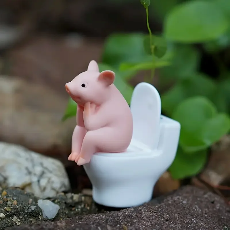 Niedliche Schweinefigur auf der Toilette – eine verspielte Badezimmer-Schreibtischdekoration, die Stress abbaut und als exquisites Ornament dient. – Detail 2
