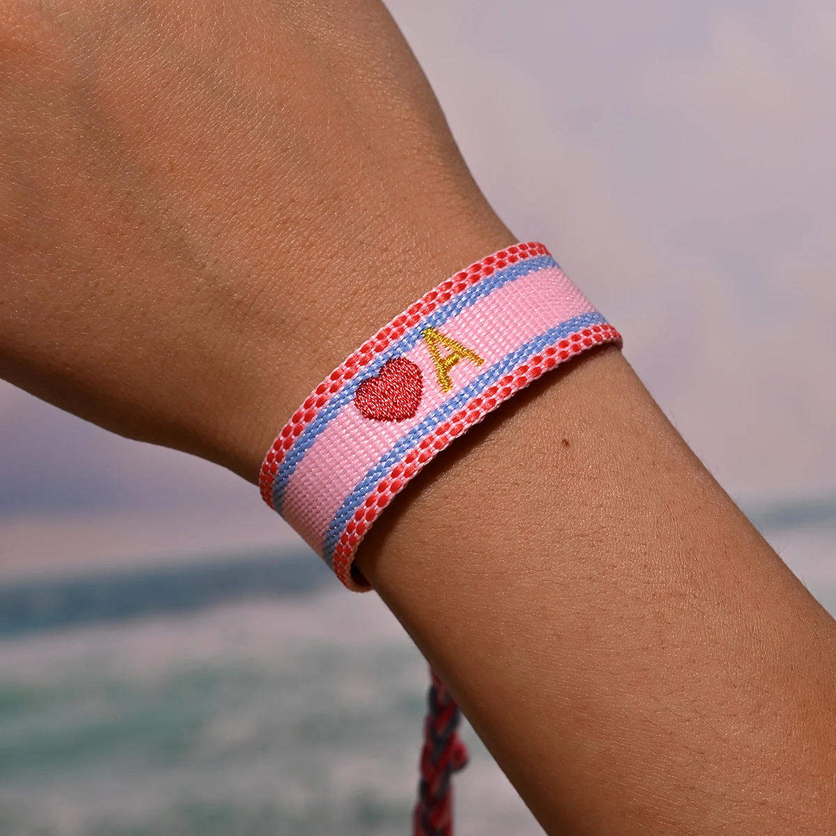 2024 New 26 Embroidery Initial Letters Handwoven Heart Bracelet For Women Summer Beach Pink Friendship Lovers Bracelet