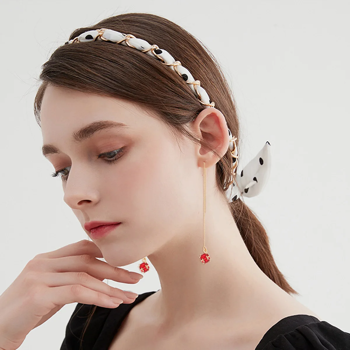 Smart high-end sense fashionable simple long earrings, classic temperament light luxury diamond-encrusted white gold earrings