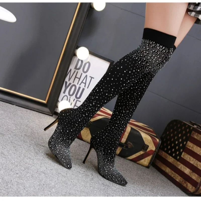 Stivali al ginocchio estivi scarpe da donna di lusso con strass a punta tacchi alti Sexy Plus Size 43 calzino alto alla coscia Botas De Mujer