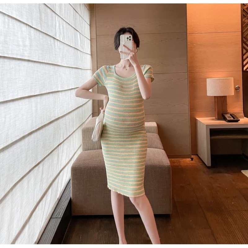 فستان صيفي للنساء الحوامل لعام 2025، تصميم متطور، تنورة محبوكة مخططة للتخسيس عصرية وأنيقة